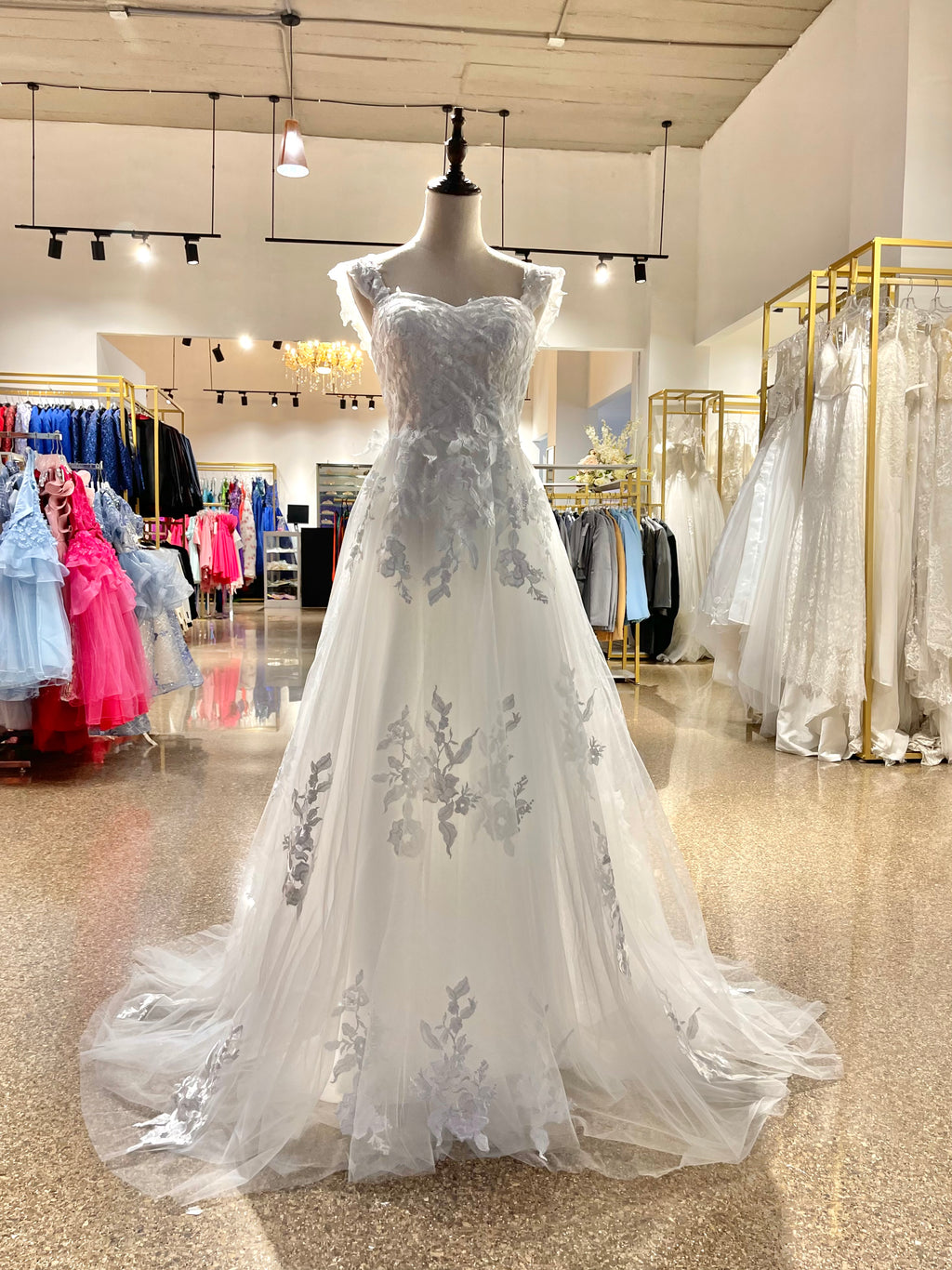 Vestidos de tul con escote en corazón sin tirantes y corte imperio Oro