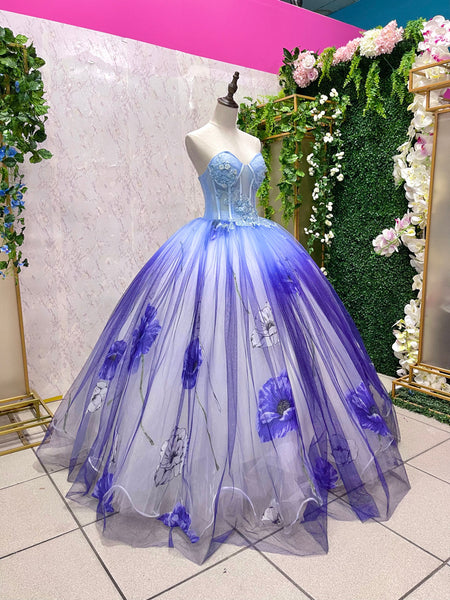 ALQUILER | Vestido Para Quinceañera Escote Corazón Corte Princesa Con Flores Morada y Base Celeste