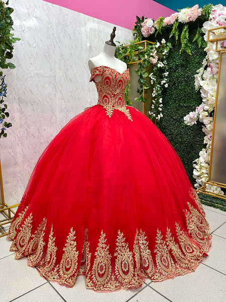 ALQUILER | Vestido Para Quinceañeras Hombros Descubiertos Falda Princesa Con Encaje Dorado Rojo