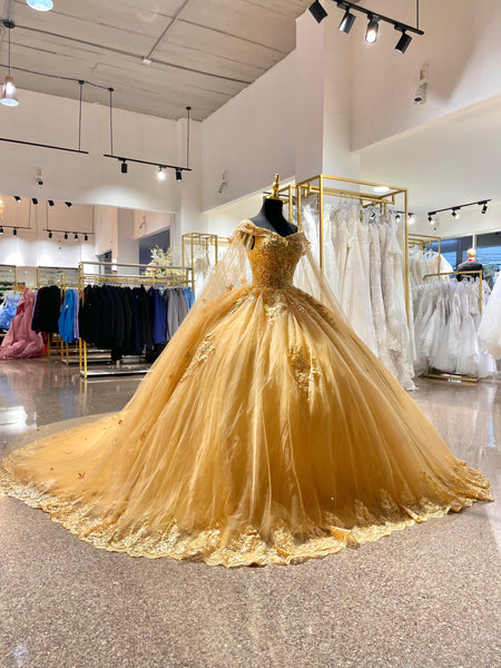VENTA | Vestido Para Quinceañeras Hombros Descubiertos Corte Princesa Dorado Vestido Con Cola- Mi Boutique Panamá