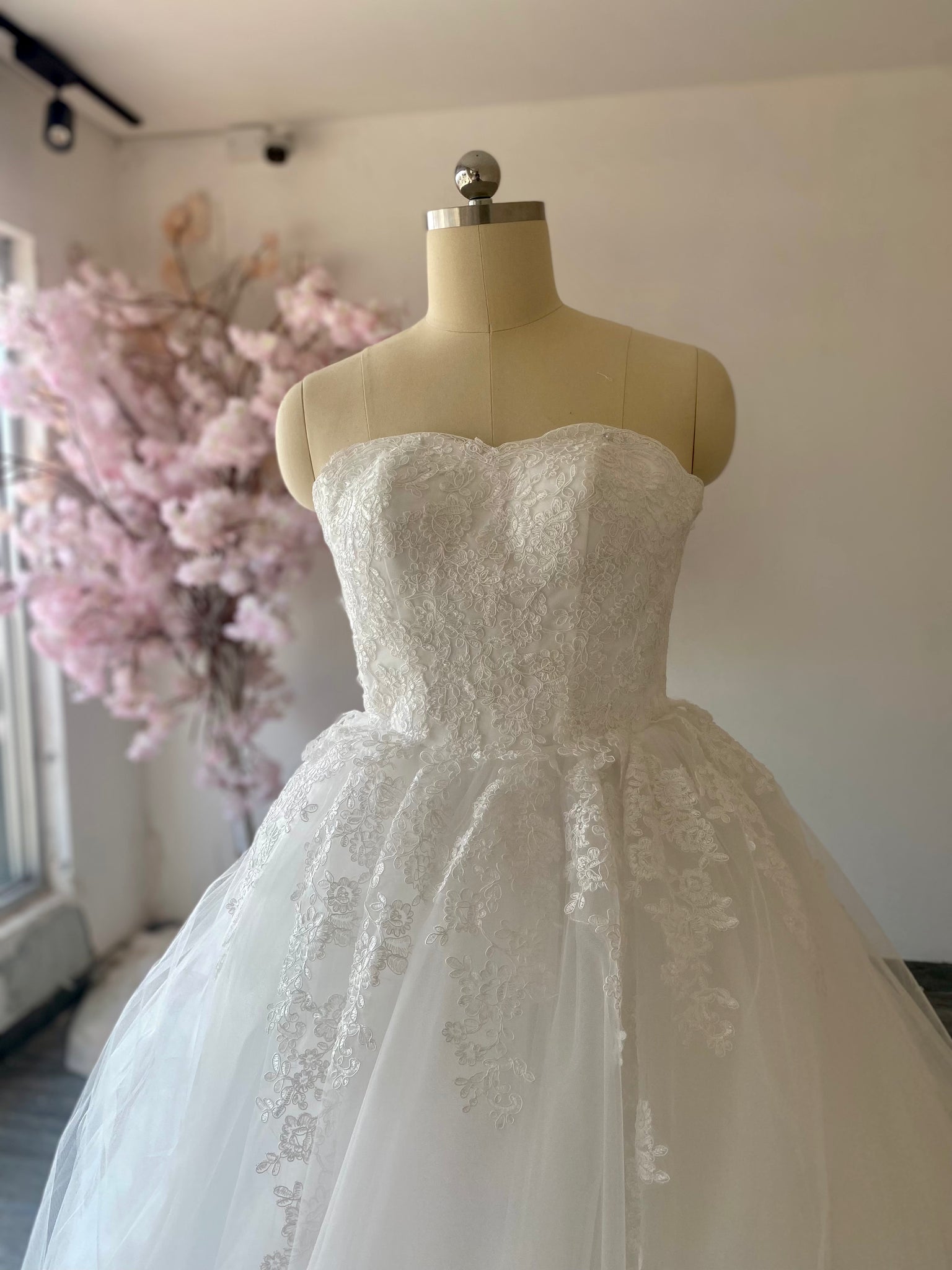 Vestido De Novia con Cola Larga
