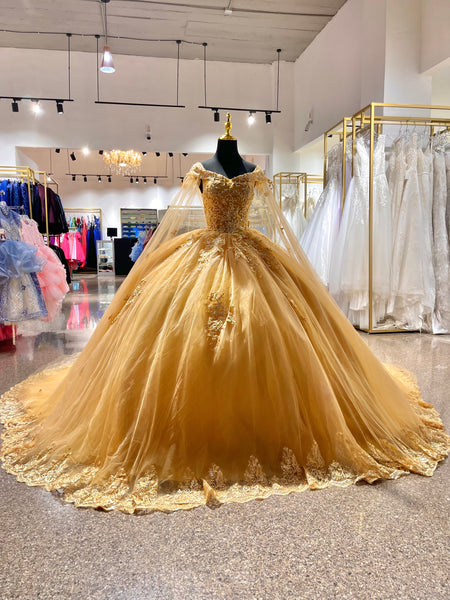 VENTA | Vestido Para Quinceañeras Hombros Descubiertos Corte Princesa Dorado Vestido Con Cola- Mi Boutique Panamá
